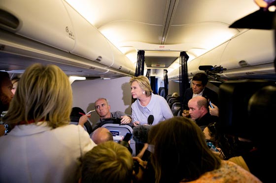 نوبة سعال وتقرير طبي محرج لا تأبه بهما كلينتون وتؤكد ان صحتها جيدة صورة رقم 2