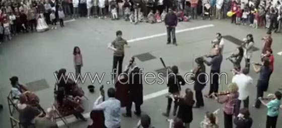 مجموعة عازفين تتحف المارة بسيمفونية رائعة من اجل البهجة  صورة رقم 3