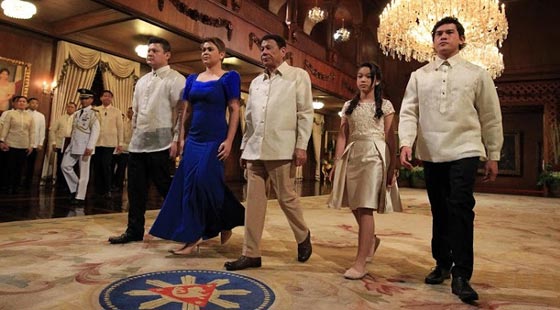 رئيس الفلبين يشتم اوباما بابن المرتكبة الفاحشة ويتوعد بتمريغه في الوحل.. فيديو صورة رقم 2