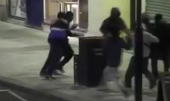 فيديو مثير.. 10 شبان ينهالون بالضرب المبرح على مراهق صورة رقم 1