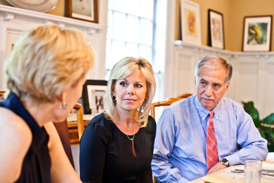  فضيحة تحرش بمذيعة وملكة جمال تكلف المدير 20 مليون دولار! صورة رقم 5