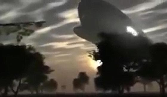 فيديو مذهل: جسم غريب كسفينة فضاء ضخمة  في سماء ماليزيا صورة رقم 3
