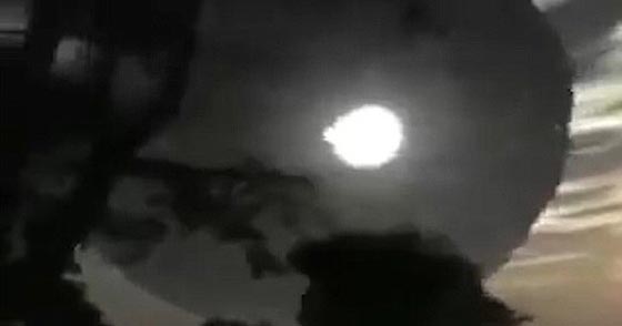 فيديو مذهل: جسم غريب كسفينة فضاء ضخمة  في سماء ماليزيا صورة رقم 4