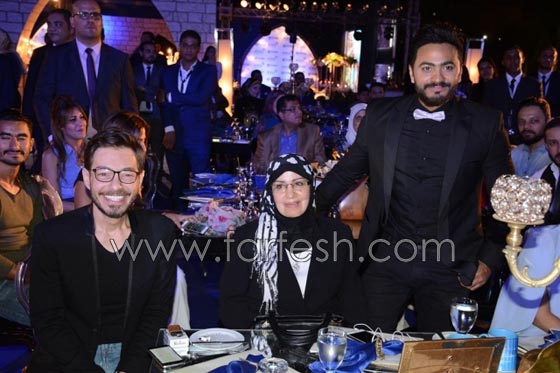 صور بسمة بوسيل مع والدة تامر حسني في (العين السخنة) صورة رقم 4
