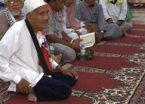  فيديو: أكبر حاج ماليزي يحقق حلمه أخيرا باداء فريضة الحج صورة رقم 2