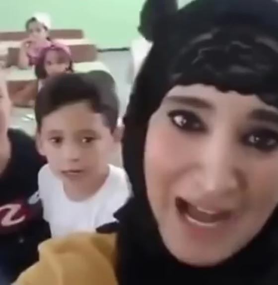  فيديو سيلفي لمعلمة جزائرية يثير غضب وزيرة التعليم نورية بن غبريت صورة رقم 1