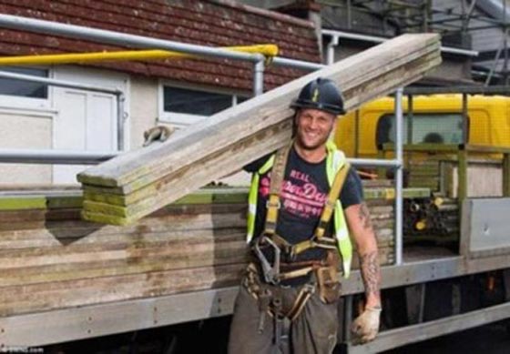 صورة سيلفي لعامل بناء وسيم مع الاميرة كيت تثير غيرة الأمير ويليام  صورة رقم 4