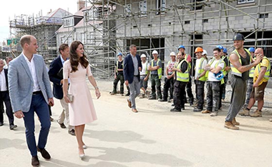 صورة سيلفي لعامل بناء وسيم مع الاميرة كيت تثير غيرة الأمير ويليام  صورة رقم 1