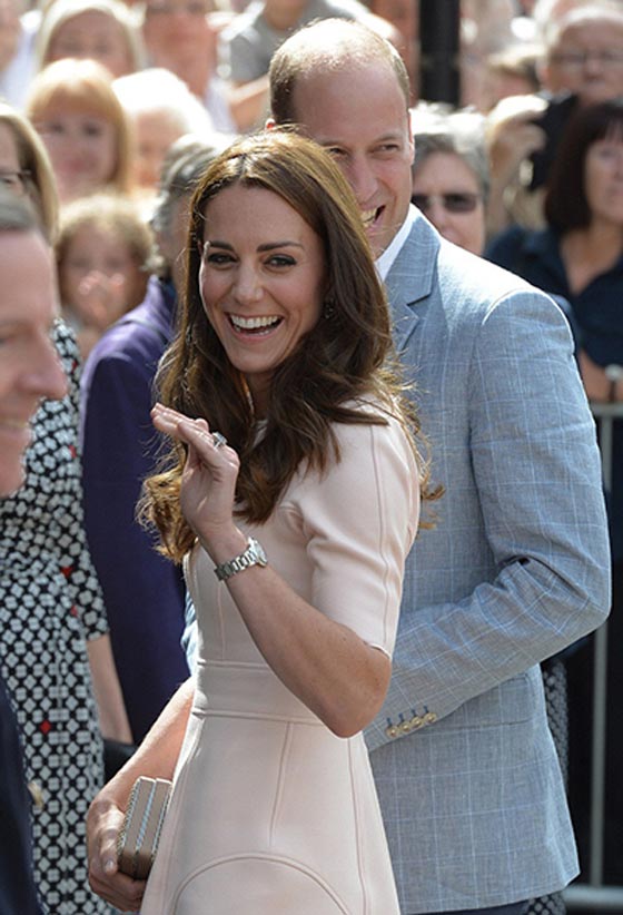 صورة سيلفي لعامل بناء وسيم مع الاميرة كيت تثير غيرة الأمير ويليام  صورة رقم 3