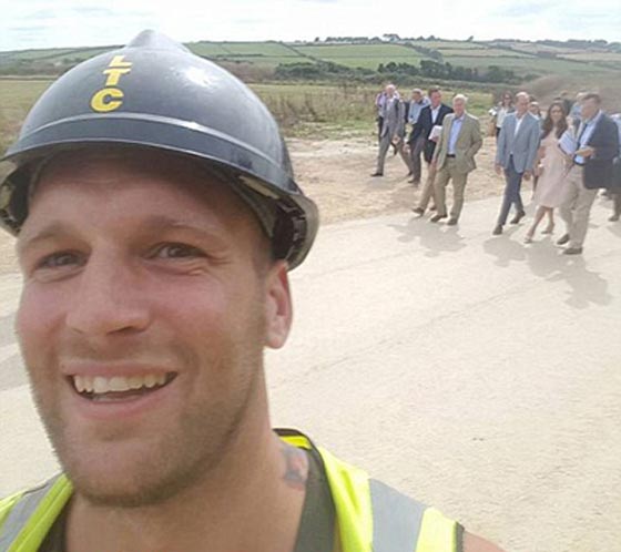 صورة سيلفي لعامل بناء وسيم مع الاميرة كيت تثير غيرة الأمير ويليام  صورة رقم 5