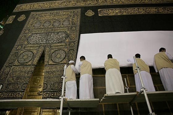  ما سبب رفع أستار الكعبة مع دخول موسم الحج؟ صورة رقم 4