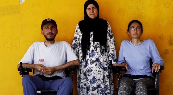 الإرادة تصنع المستحيل: اخوان سوريان يقطعان الحدود في كراسي متحركة صورة رقم 1