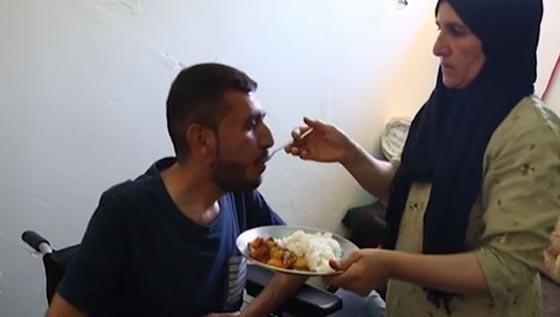 الإرادة تصنع المستحيل: اخوان سوريان يقطعان الحدود في كراسي متحركة صورة رقم 4