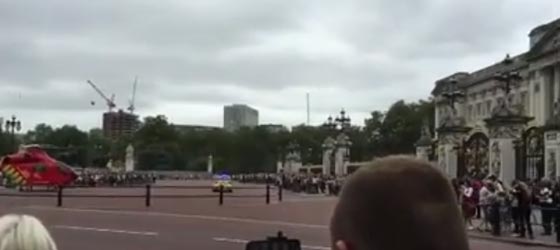 هبوط طائرة اسعاف قرب قصر باكنغهام يثير ذعر البريطانيين صورة رقم 2