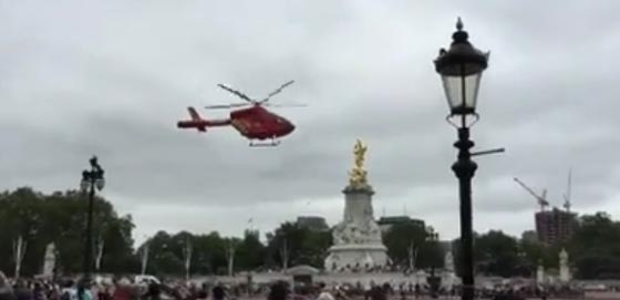 هبوط طائرة اسعاف قرب قصر باكنغهام يثير ذعر البريطانيين صورة رقم 1