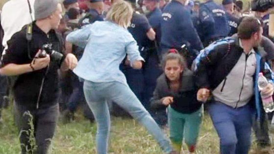  النيابة العامة الهنغارية تحاكم المصورة التي عرقلت لاجئين سوريين  صورة رقم 2