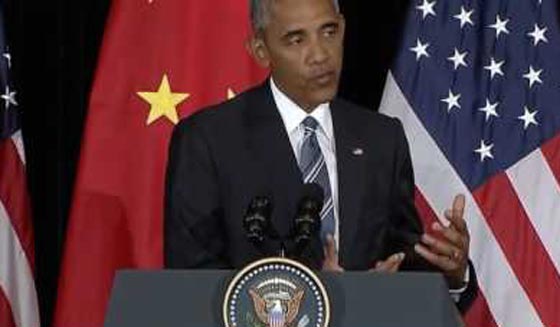 أوباما يبتلع (الإهانة) ويتبادل النكات مع رئيس الفلبين الذي شتمه صورة رقم 1