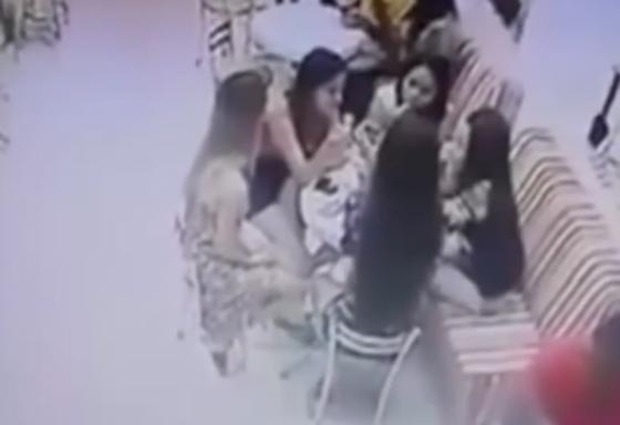  فيديو مروّع: رجل مسلح يقتل شابا امام صديقته في محل آيس كريم   صورة رقم 1