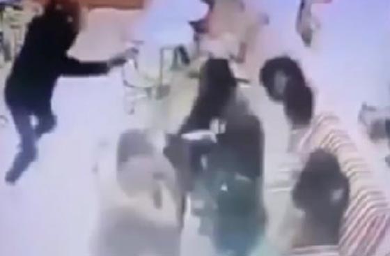  فيديو مروّع: رجل مسلح يقتل شابا امام صديقته في محل آيس كريم   صورة رقم 2