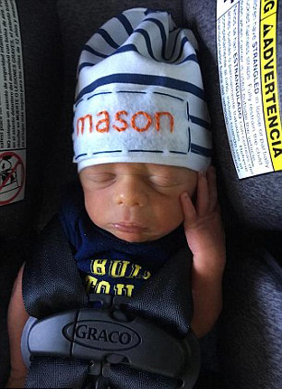 صورة مؤثرة أبكت الملايين: رضيع يحتضن شقيقه التوأم المتوفي  صورة رقم 4