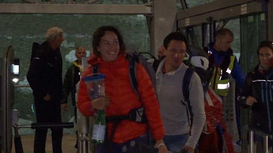 ارسال طائرة لانقاذ 110عالقين في تلفريك على ارتفاع 3000 متر صورة رقم 1