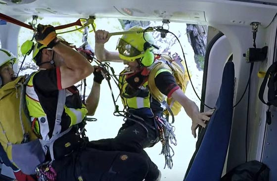 ارسال طائرة لانقاذ 110عالقين في تلفريك على ارتفاع 3000 متر صورة رقم 2