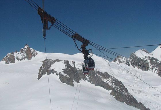 ارسال طائرة لانقاذ 110عالقين في تلفريك على ارتفاع 3000 متر صورة رقم 3