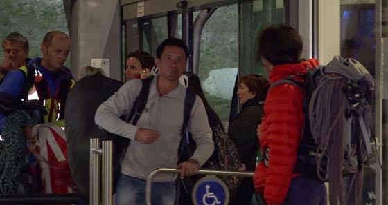 ارسال طائرة لانقاذ 110عالقين في تلفريك على ارتفاع 3000 متر صورة رقم 4