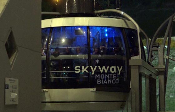 ارسال طائرة لانقاذ 110عالقين في تلفريك على ارتفاع 3000 متر صورة رقم 7