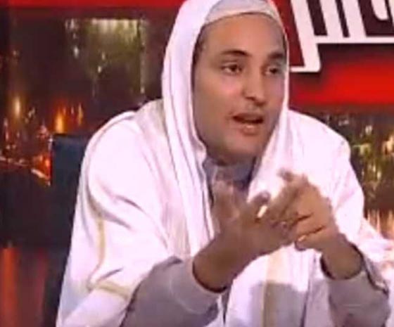 فيديو مثير.. داعية اسلامي يرفع حذءه في وجه خطيب ويهدده بالضرب صورة رقم 3