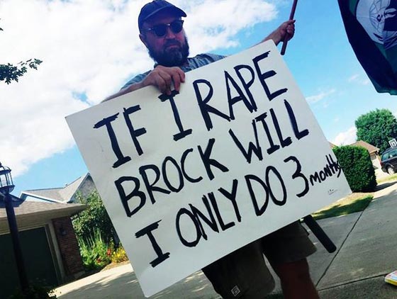 تظاهرة امام منزل مغتصب فتاة غادر السجن بعد 3 اشهر صورة رقم 2