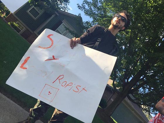 تظاهرة امام منزل مغتصب فتاة غادر السجن بعد 3 اشهر صورة رقم 3