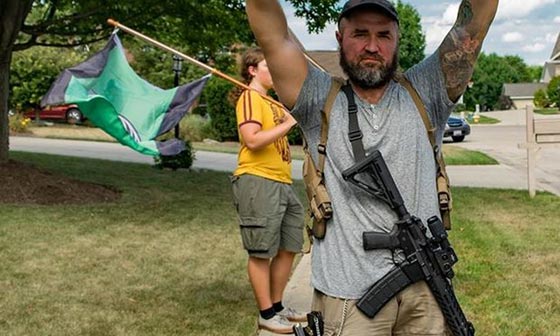 تظاهرة امام منزل مغتصب فتاة غادر السجن بعد 3 اشهر صورة رقم 4