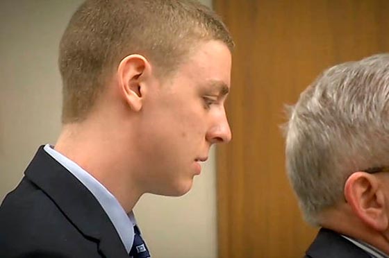 تظاهرة امام منزل مغتصب فتاة غادر السجن بعد 3 اشهر صورة رقم 5