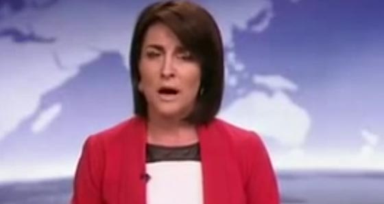 موقف محرج لمذيعة انتابها السعال على الهواء.. فيديو صورة رقم 1