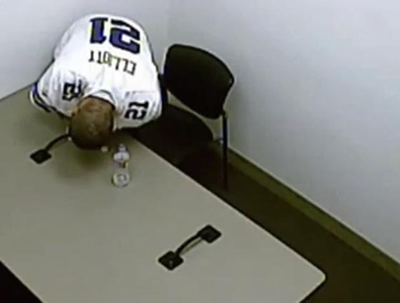 فيديو مثير.. قاتل يتحرر من اصفاده ويهرب من سقف غرفة التحقيق صورة رقم 1 فيديو مثير.. قاتل يتحرر من اصفاده ويهرب من سقف غرفة التحقيق صورة رقم 1