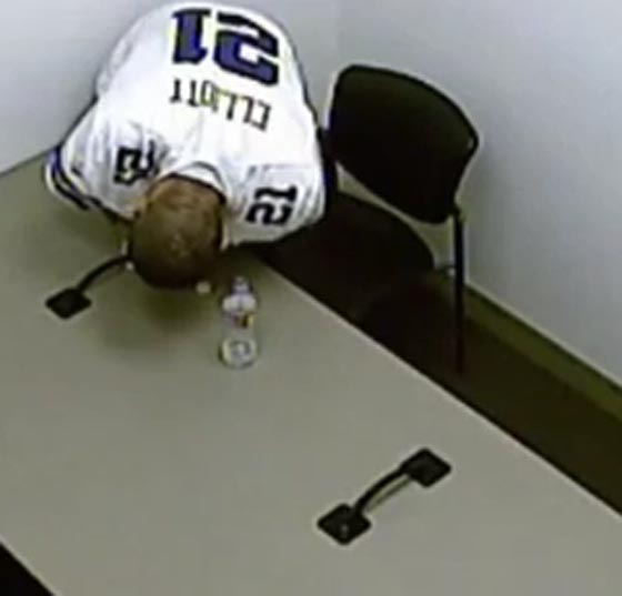 فيديو مثير.. قاتل يتحرر من اصفاده ويهرب من سقف غرفة التحقيق صورة رقم 2 فيديو مثير.. قاتل يتحرر من اصفاده ويهرب من سقف غرفة التحقيق صورة رقم 2