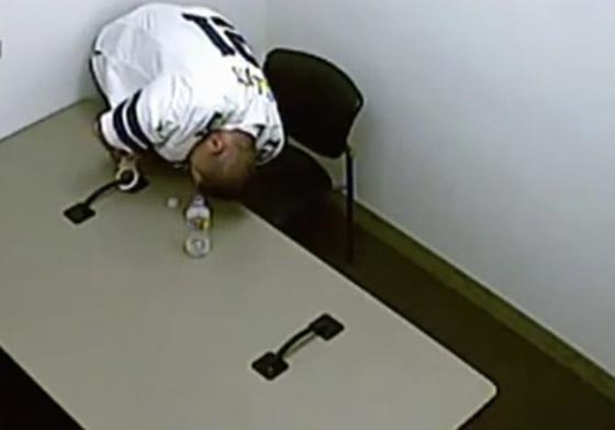 فيديو مثير.. قاتل يتحرر من اصفاده ويهرب من سقف غرفة التحقيق صورة رقم 3 فيديو مثير.. قاتل يتحرر من اصفاده ويهرب من سقف غرفة التحقيق صورة رقم 3