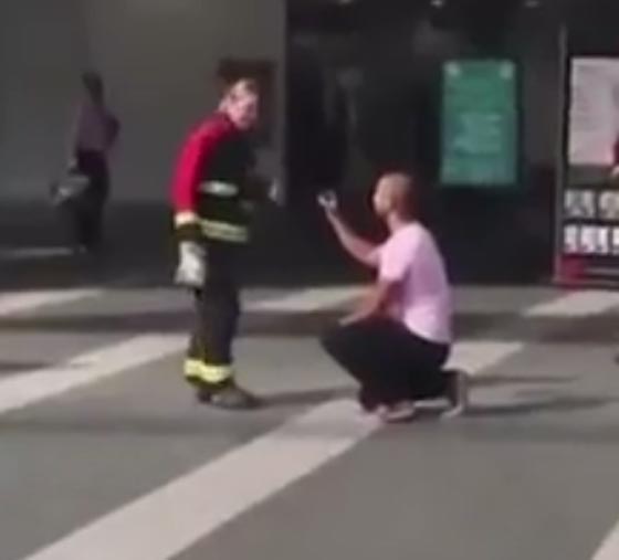  تقدم بطلب الزواج من حبيبته اثناء قيامها بمهمة انقاذ! فيديو صورة رقم 1