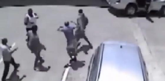 شاب شجاع يلقن ثلاثة لصوص درسا لن ينسوه ابدا.. فيديو صورة رقم 1