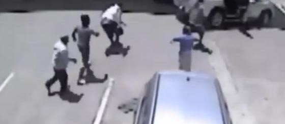 شاب شجاع يلقن ثلاثة لصوص درسا لن ينسوه ابدا.. فيديو صورة رقم 2