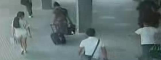 شرطي يحمل امرأة عجوز لمسافة ميل لتلحق بالقطار.. فيديو صورة رقم 2