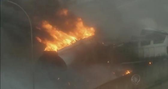 قتيل وجرحى في اشتعال شاحنة على الطريق الدائري بالبرازيل.. فيديو صورة رقم 1