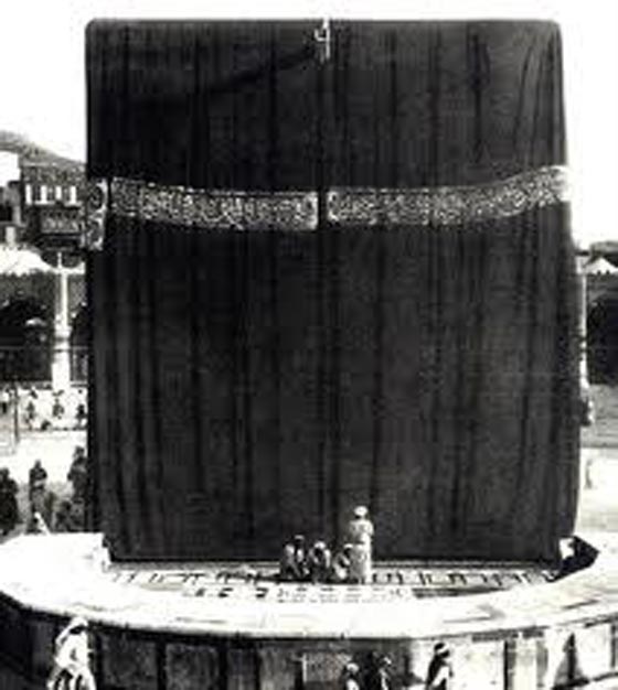 من أول من كسا الكعبة في الاسلام، وما سبب كسوة الكعبة؟ صورة رقم 2