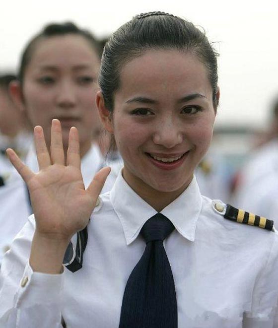 فيديو أول امرأة صينية تدور حول العالم في طائرتها الصغيرة صورة رقم 1