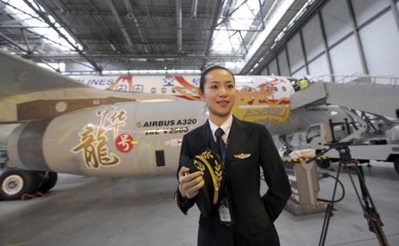 فيديو أول امرأة صينية تدور حول العالم في طائرتها الصغيرة صورة رقم 2