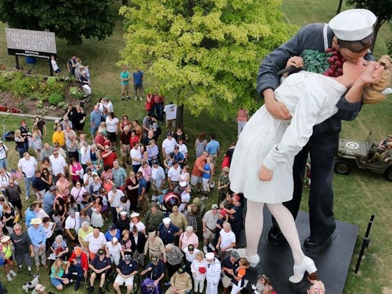   وفاة صاحبة اشهر قبلة خلدتها صورة في الحرب العالمية الثانية صورة رقم 10