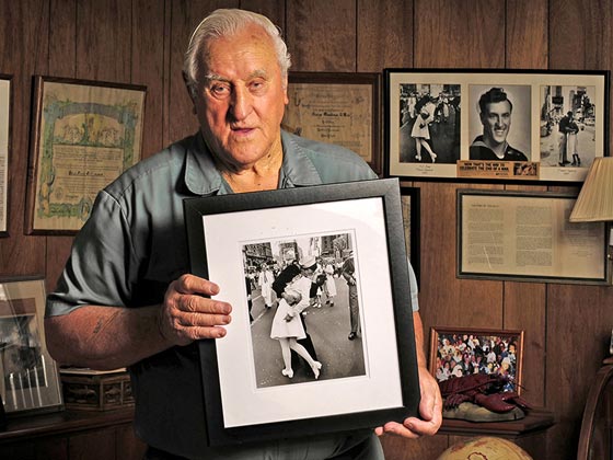   وفاة صاحبة اشهر قبلة خلدتها صورة في الحرب العالمية الثانية صورة رقم 4