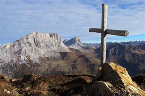 فنان ملحد يواجه الصلبان في قمم جبال سويسرا بنصب مجسم هلال صورة رقم 2