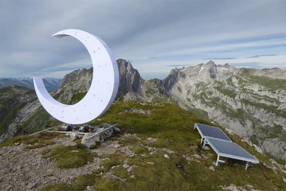 فنان ملحد يواجه الصلبان في قمم جبال سويسرا بنصب مجسم هلال صورة رقم 1